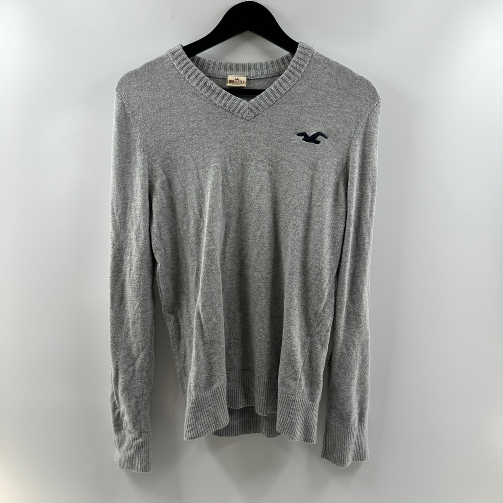 Hollister Grey V-Neck Sweater with Logo – Men’s L